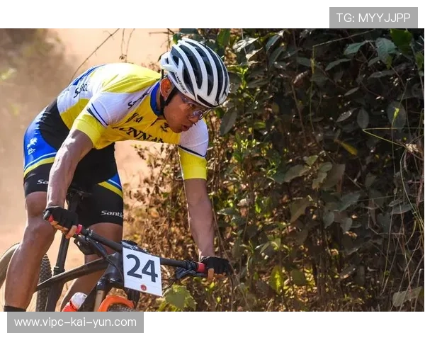 自行车越野赛出现惊险空翻救场画面